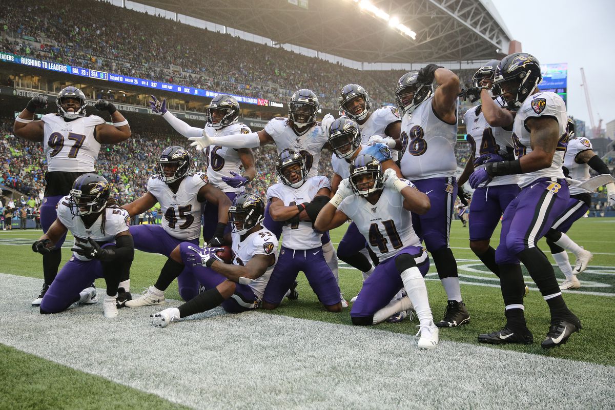 Turbo__set's tweet photo. Los Baltimore Ravens se posicionan como uno de los equipos a vencer en la Conferencia Americana 🛡️🔥

Gran parte de ellos gracias a su defensa, que es de la crema en la #NFL . Aquí un pequeño análisis, de cómo juegan con las cargas y su dominio en las trincheras.
#RavensFlock 

🧵