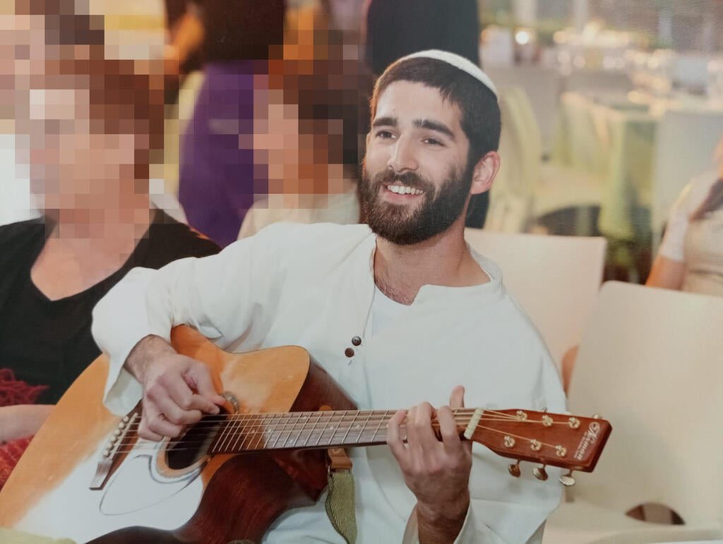 GabrielChocron's tweet photo. Este es Naaran Ashjar.
33 años, padre de 2. 

Hace apenas 4 meses Naaran donó un riñón a una persona desconocida. 

A pesar de esto, pidió enrolarse a las reservas del ejército cuando comenzó la guerra contra el Hamas para ayudar a defender al país. 

Naaran murió mientras se encontraba en servicio en la frontera norte. 

Tras su muerte, su esposa decidió seguir el camino que Naaran había comenzado y donó varios órganos del cuerpo de su esposo, salvando a 4 personas. 

Ese es nuestro pueblo. Mientras otros se enorgullecen de asesinar, nosotros respondemos a la muerte con vida y luz. 

Bendita sea la memoria de Naaran.