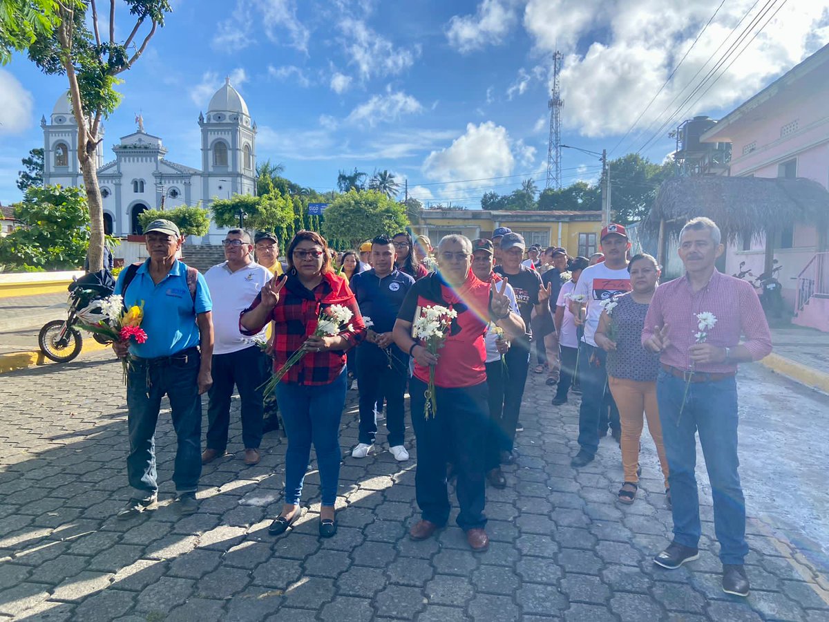 Una flor 🌼 para Carlos ✊️‼️ Instituciones y militancia Sandinista ❤️🖤 conmemoran el 4️⃣7️⃣ Aniversario del paso a la inmortalidad del Comandante Carlos Fonseca Amador 🔴⚫️🇳🇮.
#ComandanteCarlosComandanteEnJefe