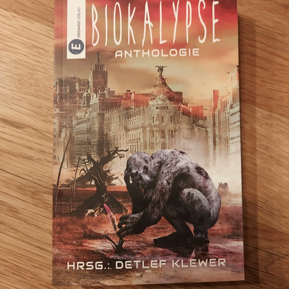AutorNerd's tweet photo. Post vom @EridanusVerlag ❤️

Immer wieder schön, die eigenen Texte in Händen zu halten, noch dazu toll illustriert von Herausgeber Detlef Klewer.

#horrorstories #horror #sciencefiction #biokalypse #eridanusverlag #anthologie #Autorenleben https://t.co/KSkf4oNGAD