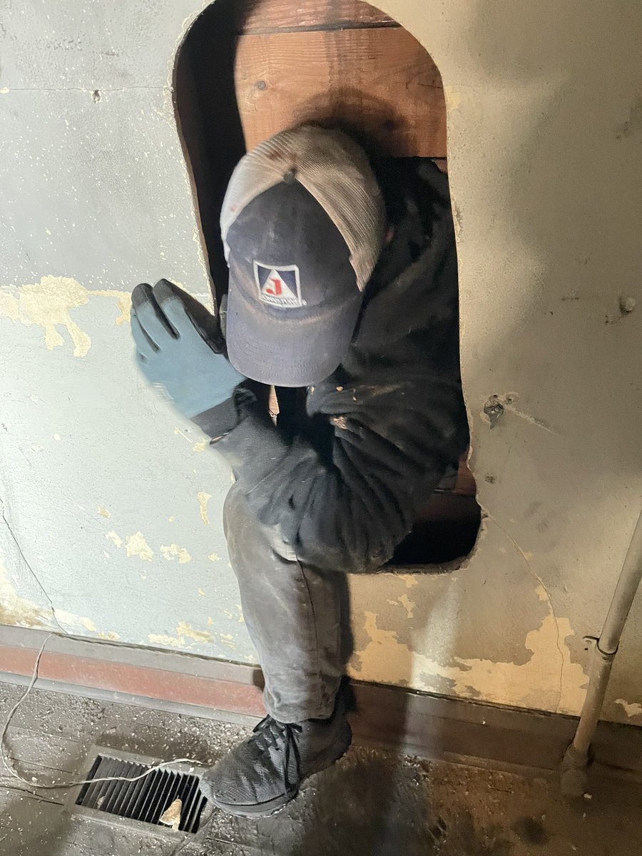 god_brane's tweet image. wyd if you’re looking at this perfectly normal hole then this guy crawls through?