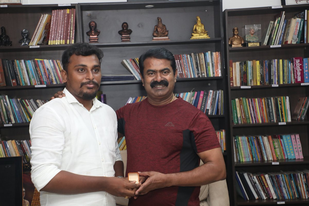 JohnpaulDinaka3's tweet photo. எங்கும் தமிழ் எதிலும் தமிழ் ❤️

தமிழ்தேசிய அரசியலை கற்பித்த ஆசான் 😍

ஆசானுக்கு தம்பியின் சிறிய பிறந்தநாள் அன்பளிப்பு 🤗 https://t.co/E1ihtCzoDK