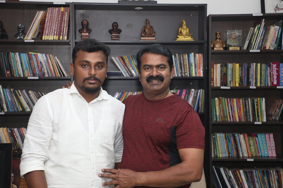 JohnpaulDinaka3's tweet photo. எங்கும் தமிழ் எதிலும் தமிழ் ❤️

தமிழ்தேசிய அரசியலை கற்பித்த ஆசான் 😍

ஆசானுக்கு தம்பியின் சிறிய பிறந்தநாள் அன்பளிப்பு 🤗 https://t.co/E1ihtCzoDK