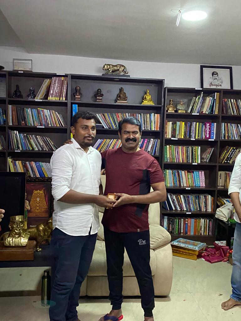 JohnpaulDinaka3's tweet photo. எங்கும் தமிழ் எதிலும் தமிழ் ❤️

தமிழ்தேசிய அரசியலை கற்பித்த ஆசான் 😍

ஆசானுக்கு தம்பியின் சிறிய பிறந்தநாள் அன்பளிப்பு 🤗 https://t.co/E1ihtCzoDK