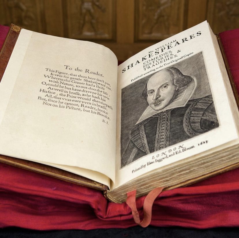 FundacionRomeo's tweet photo. Hoy celebramos los 400 años del First Folio! 

Las obras completas de Shakespeare fueron inscriptas en Stationers’ Company el 8 de noviembre de 1623.

Sin este libro nunca hubiéramos conocido a Macbeth, La tempestad, Julio César o Noche de Reyes, entre tantas otras. 

#folio400 https://t.co/Lby4SbeHoS