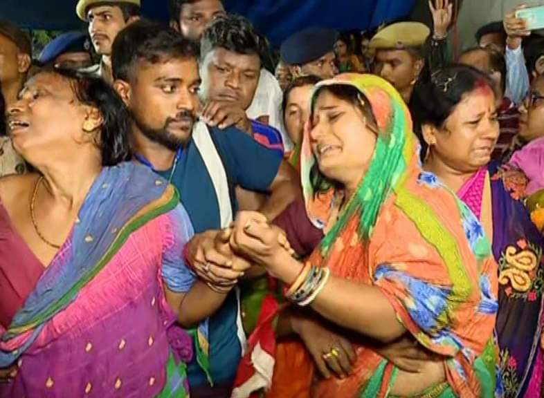 Anchor_Mukesh's tweet image. ମଥା ପିଟି କାନ୍ଦୁଛି ମାଆ, ସ୍ୱାମୀଙ୍କ ମୁହଁ ଚାହିଁବାକୁ ସାହସ ଜୁଟାଇ ପାରୁନି ସ୍ତ୍ରୀ । 
ସହିଦ ପ୍ରକାଶଙ୍କ ଘରେ ଶୋକାକୂଳ ପରିବେଶ...
#Jawan #Soro #Gopalpur #Balasore #Odisha