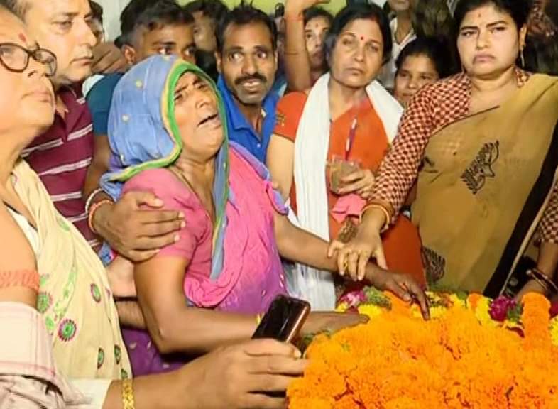 Anchor_Mukesh's tweet image. ମଥା ପିଟି କାନ୍ଦୁଛି ମାଆ, ସ୍ୱାମୀଙ୍କ ମୁହଁ ଚାହିଁବାକୁ ସାହସ ଜୁଟାଇ ପାରୁନି ସ୍ତ୍ରୀ । 
ସହିଦ ପ୍ରକାଶଙ୍କ ଘରେ ଶୋକାକୂଳ ପରିବେଶ...
#Jawan #Soro #Gopalpur #Balasore #Odisha