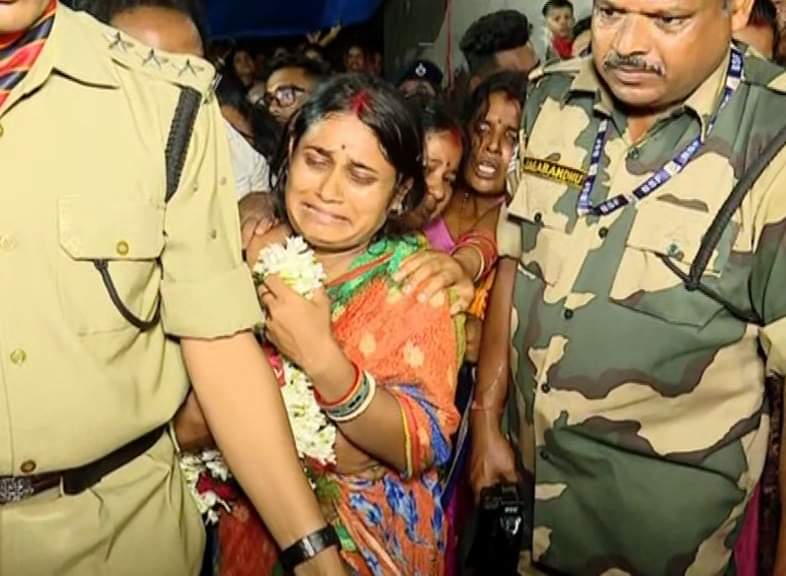 Anchor_Mukesh's tweet image. ମଥା ପିଟି କାନ୍ଦୁଛି ମାଆ, ସ୍ୱାମୀଙ୍କ ମୁହଁ ଚାହିଁବାକୁ ସାହସ ଜୁଟାଇ ପାରୁନି ସ୍ତ୍ରୀ । 
ସହିଦ ପ୍ରକାଶଙ୍କ ଘରେ ଶୋକାକୂଳ ପରିବେଶ...
#Jawan #Soro #Gopalpur #Balasore #Odisha