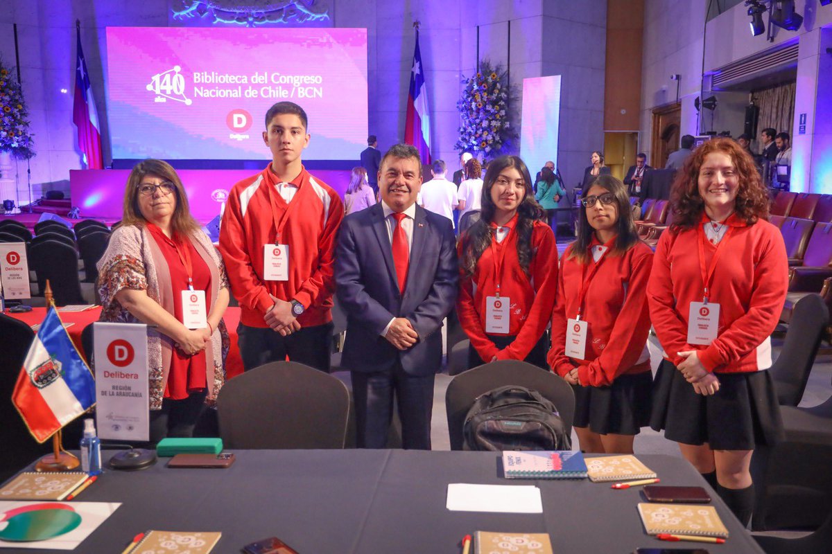 ¡Orgulloso de recibir a nuestros talentosos representantes! 🏛️🌟 En el Congreso Nacional, dimos la bienvenida a los estudiantes del Liceo Bicentenario Araucanía de Villarrica, participantes del Torneo de debates "Delibera", organizado por la Biblioteca del Congreso Nacional.