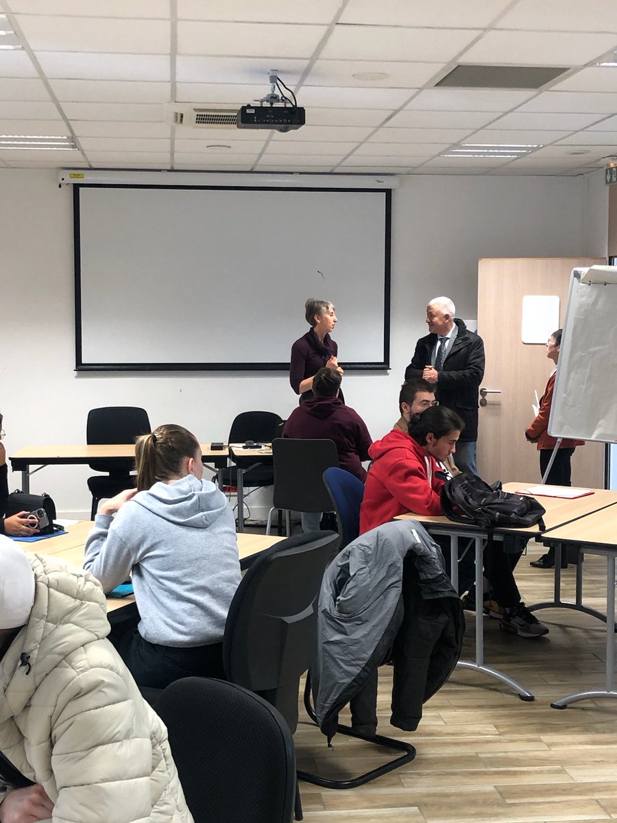 Visite ce matin de Mr le Sous Préfet de Sens à Pôle emploi Sens. Échanges à bâton rompu avec des jeunes,  des candidats sur un job dating., avec les conseillers. Rencontre avec nos usagers. Merci <a href="/YvesHutin/">Yves Hutin</a> @poleemploi_bfc