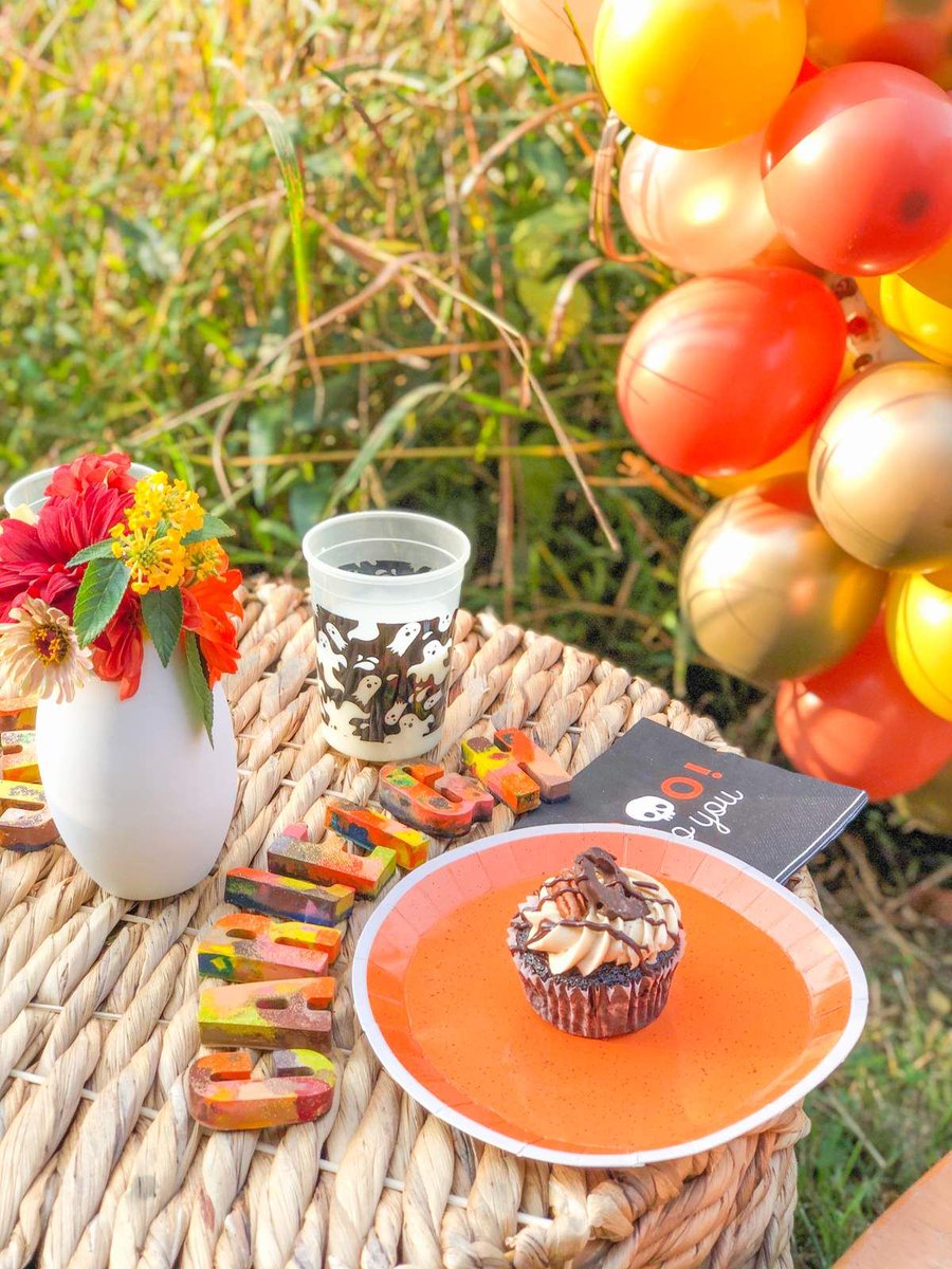 catchmyparty's tweet photo. Feast your eyes on this pretty fall picnic party! Love the table settings! https://t.co/pWddVyw19H  #catchmyparty #partyideas #fall #fallparty #kidsfallparty #fallpicnic https://t.co/DS7Dfe2yBG