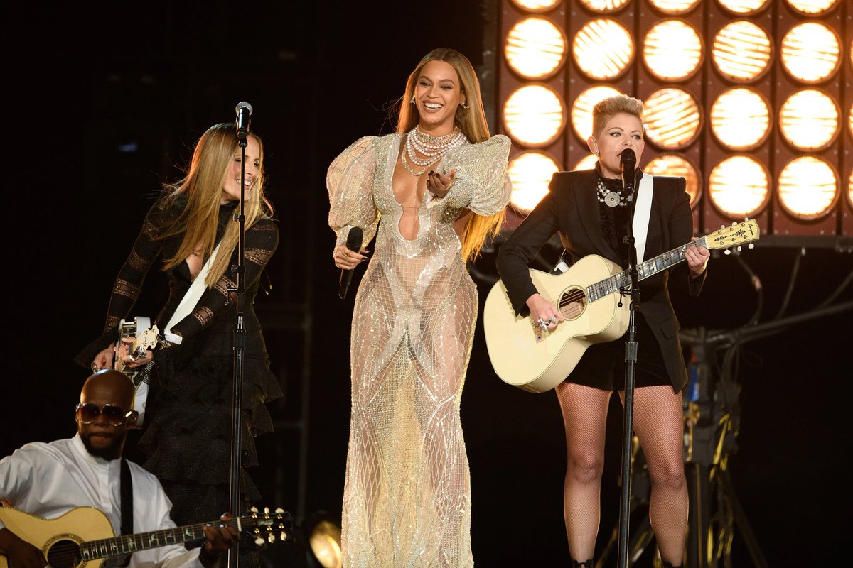 Happy #CMAawards day! 🏆✨ We’re celebrating by taking a look back at some of the most iconic <a href="/CountryMusic/">CMA Country Music</a> moments from some of your favorite country queens throughout the years!