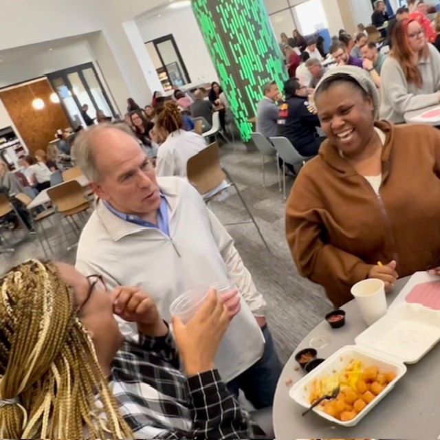 OneAmerica's tweet photo. 🍎 How do you like them apples? 🍏 Today OneAmerica associates took a moment to catch up with peers and enjoy a-peel-ing #Fall treats at our AppleLooza Best Day. 🍂 #WorkingAtOneAmerica #OABestDays https://t.co/Z5Lp0udgOZ