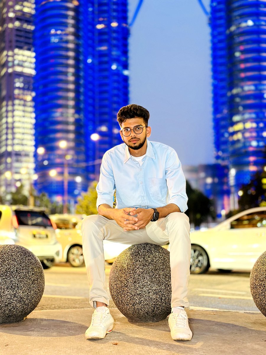 HolyDinu's tweet photo. Sitting before the iconic Petronas Twin Towers is an awe-inspiring experience. 

#petronas #towers #twintowers #marvelous #goodvibes #travelphotography #godcreation #godswork https://t.co/G2sdCNfBu6