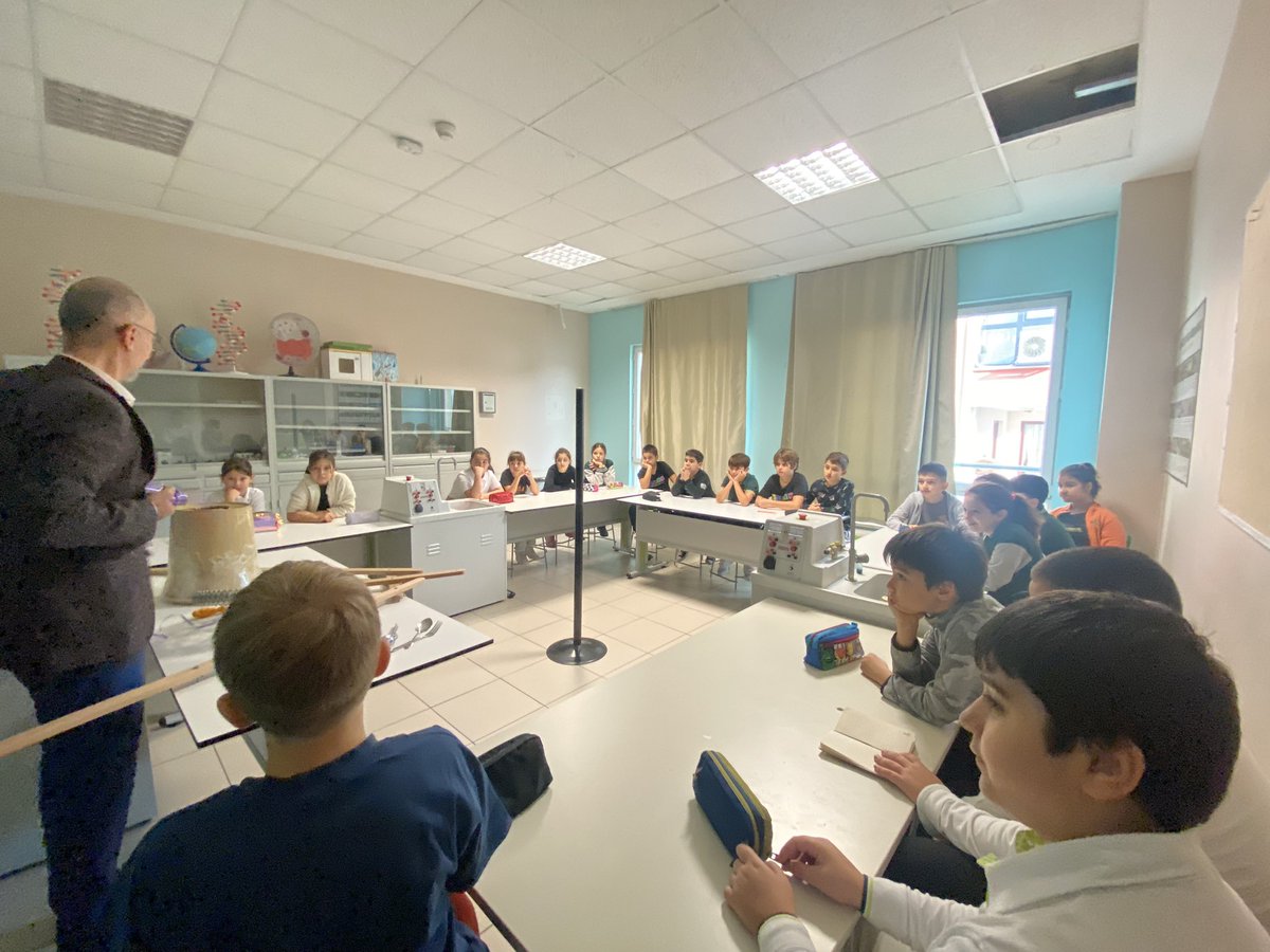 CekmekoyI's tweet photo. Doğa Koleji Çekmeköy Kampüsü Ortaokul Uyum Programımız kapsamında 4. Sınıfımız laboratuvarımızda Fen Bilimleri dersinden “Jiroskobik Hareket” ve 
“Merkez Kaç Kuvveti ve Denge” konuları ile ilgili çalışmalar gerçekleştirildi. https://t.co/AoqegiexTn