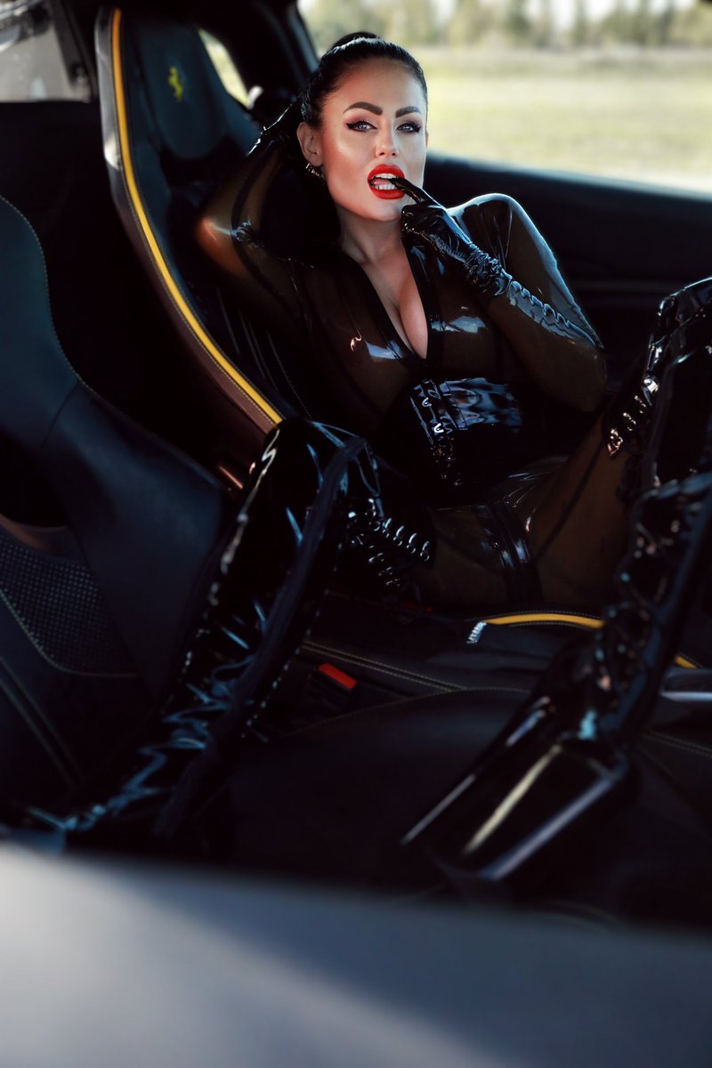 Ich genieße die Fahrt im Ferrari in Latex 😎 Fotografin: <a href="/MikalangPhoto/">Mika Lang Photography</a> herrinblackdiamoond.com