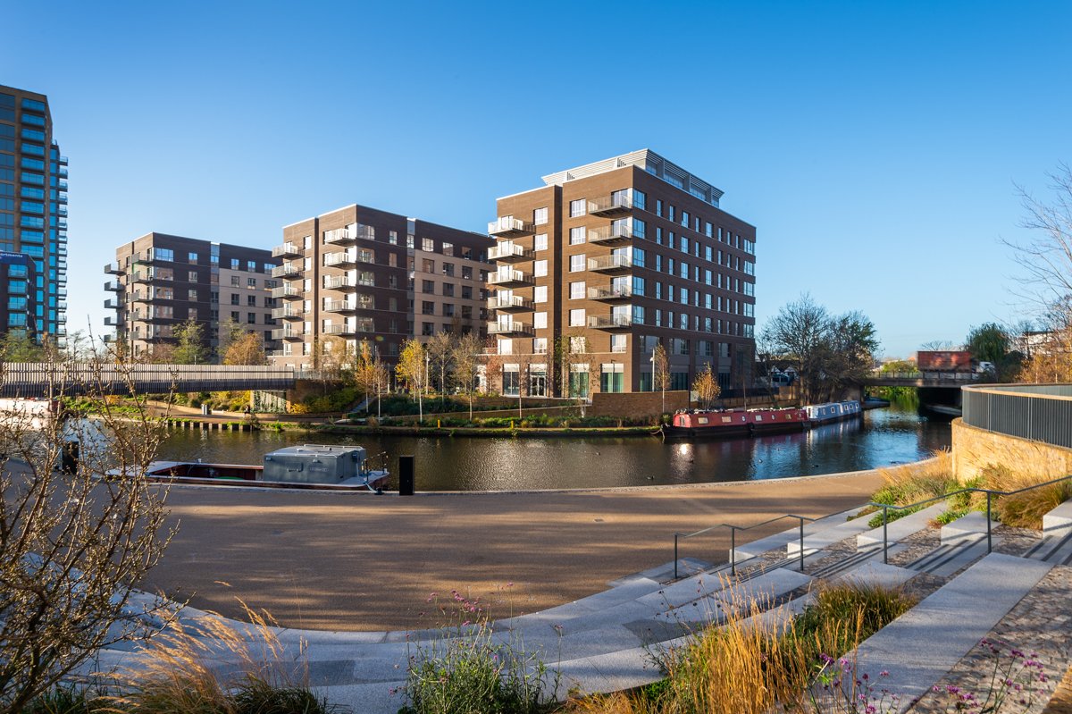 Yesterday we celebrated with some of the team that has driven @GreenfordQuay into a burgeoning community - an exemplar for volumetric, sustainable development. Thank you @GreystarApts and @HTADesignLLP for joining us at the #BuildingAwards!