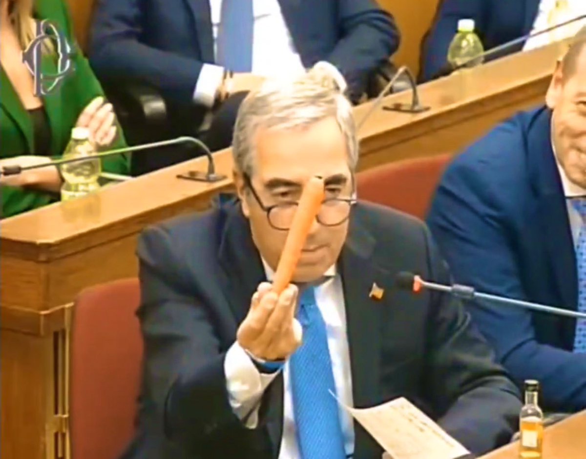 ViaDiFuga's tweet photo. L'asino c'è, la carota pure, manca solo un bastone... https://t.co/kodlMWL8US