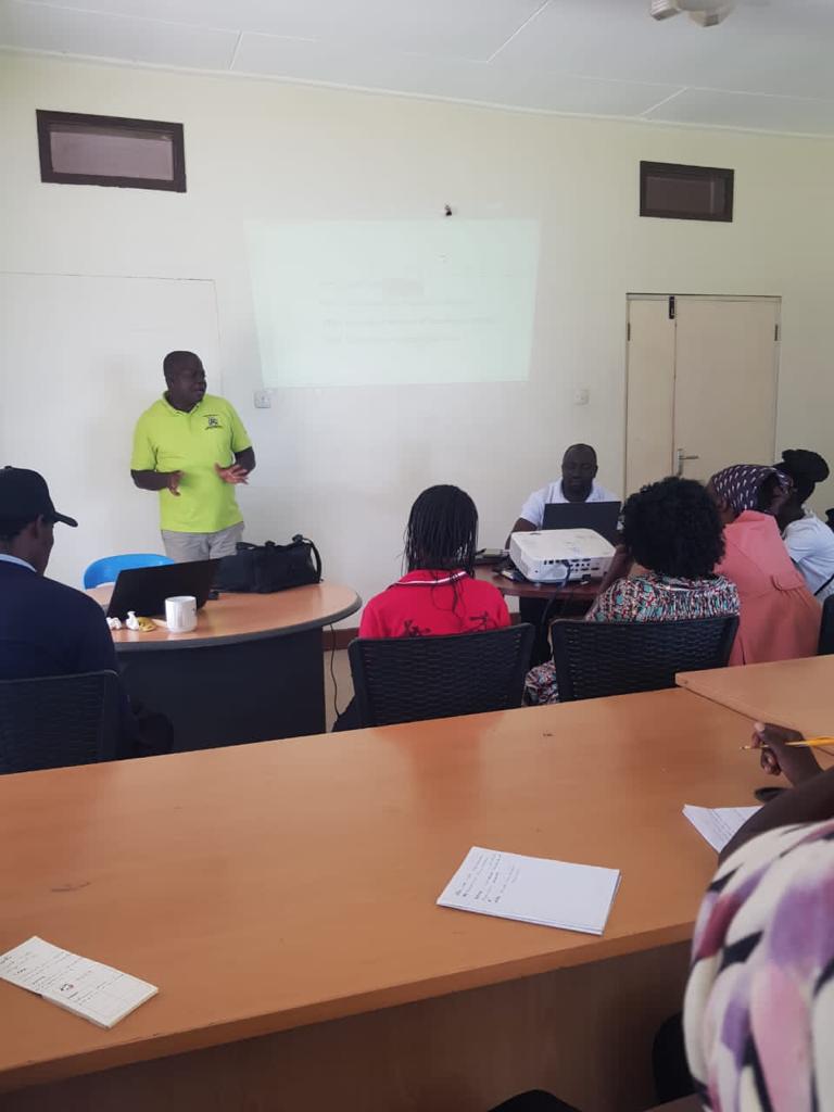 hortifreshffv's tweet photo. .@hortifreshffv has successfully organized a training of Packhouse Operators (Sorters) at @hortifreshffv Secretariat Office - Balintuma Mengo. The training will be extended to different parkhouses as per the owners' schedule.
#BoostingFFVExports 
@FrankTumwebazek https://t.co/24ih3BgL7x