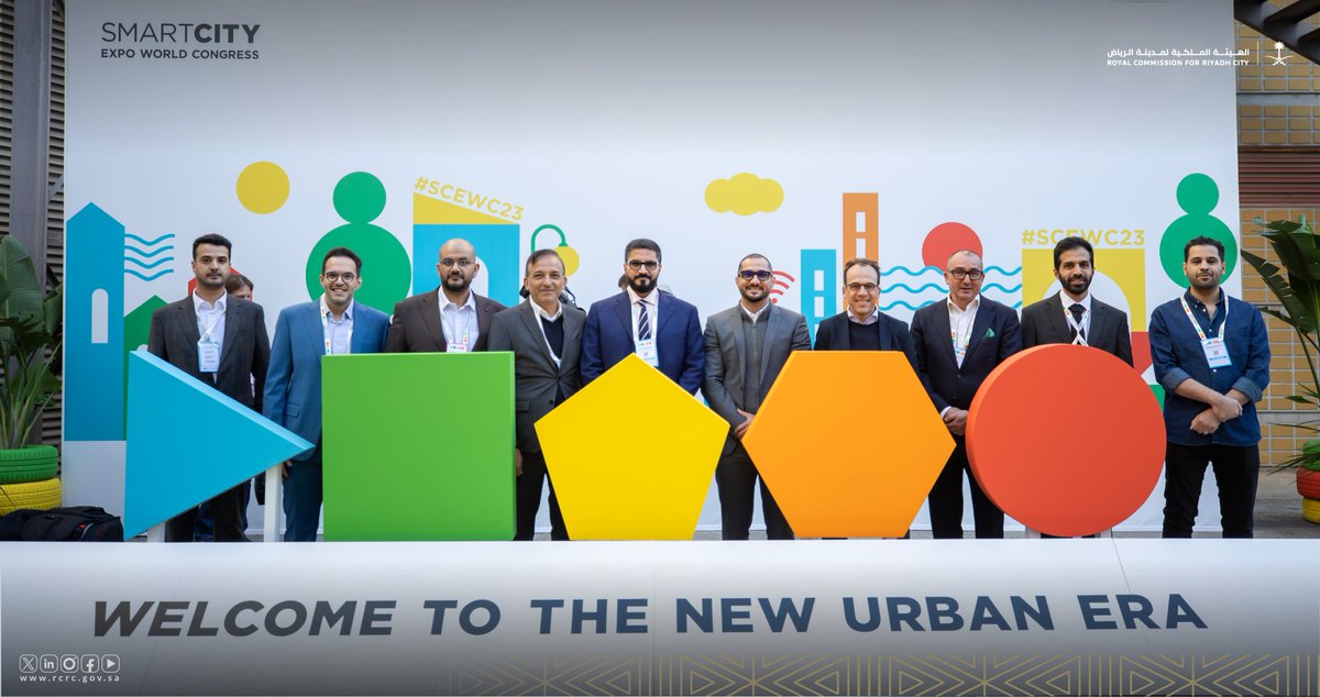 RCRCSA's tweet image. مستعرضةً جهودها نحو رحلة التحول الذكي لتحقيق مستقبلٍ واعدٍ؛ مدينة الرياض تشارك في المؤتمر العالمي لمعرض المدن الذكية 2023 في برشلونة.

#SCEWC23
#الرياض_المدينة_الذكية