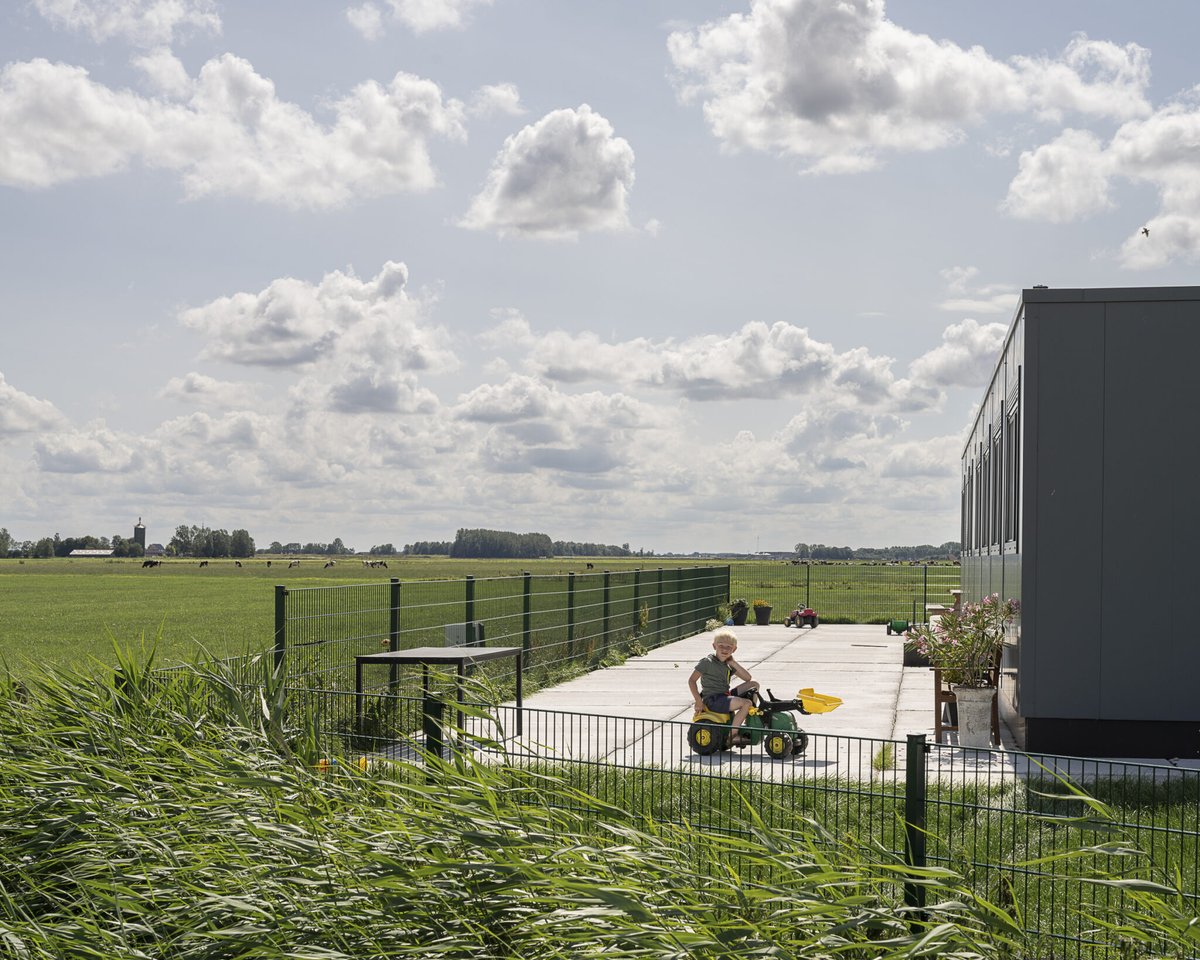 De snelle veranderingen van het platteland gaan veel verder dan enkel de invulling van de fysieke ruimte – ze zullen een stresstest zijn voor lokale gemeenschappen, ziet bijzonder hoogleraar Martijn van der Heide.

noorderbreedte.nl/2023/11/08/gem…

Beeld: Harry Cock