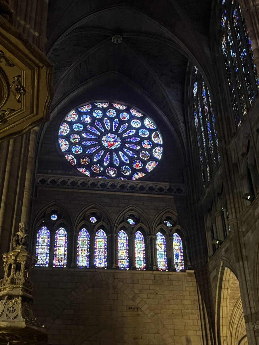 mpilarnogusal's tweet photo. En el interior de la Catedral de Leon podemos encontrar preciosas vidrieras. Están formadas por numerosos fragmentos de vidrio de colores que crean una imagen cuando la luz del sol pasa a través de ellas. En ellas se incluyen escenas religiosas…
#historiaEUMZA #hcyl https://t.co/SqkHwzmnSs