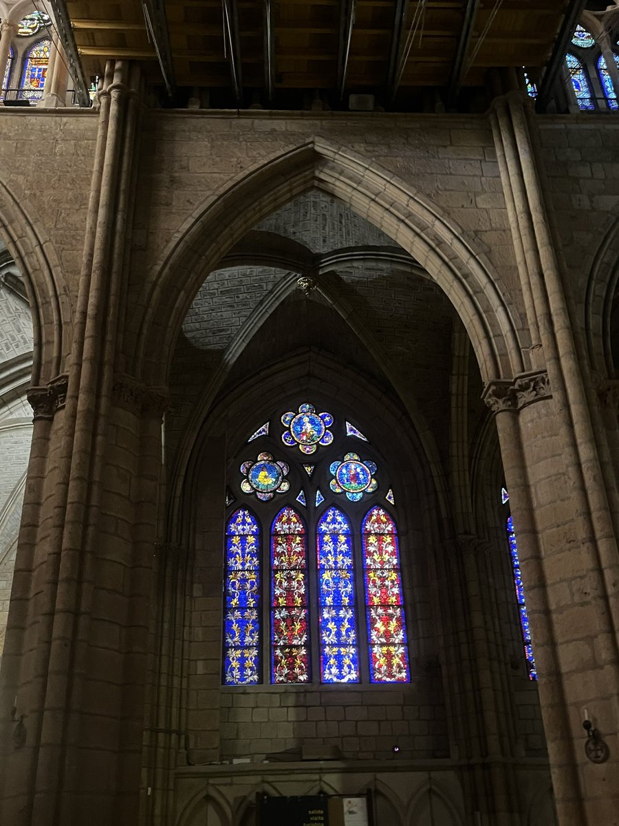 mpilarnogusal's tweet photo. En el interior de la Catedral de Leon podemos encontrar preciosas vidrieras. Están formadas por numerosos fragmentos de vidrio de colores que crean una imagen cuando la luz del sol pasa a través de ellas. En ellas se incluyen escenas religiosas…
#historiaEUMZA #hcyl https://t.co/SqkHwzmnSs