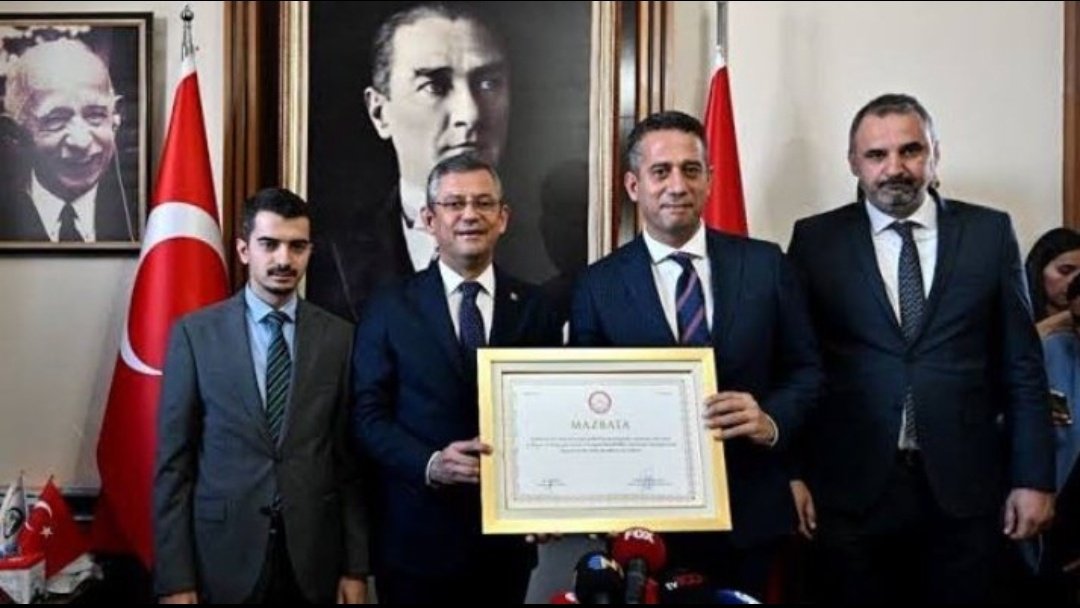 Hamas’a “terör örgütü” diyen,
Selahattin Demirtaş’a selam gönderen .
Siyonist beyinleri mi alkışlıyorsunuz?
Bu Ülke’nin en büyük düşmanı sizsiniz.
Biri gitti biri geldi..

Dayak / CHP Genel Başkanı Özgür Özel / Şerefsiz / Mehmet Ali Erbil / Antalya’da 4.5 / Ebu_Ubeyde