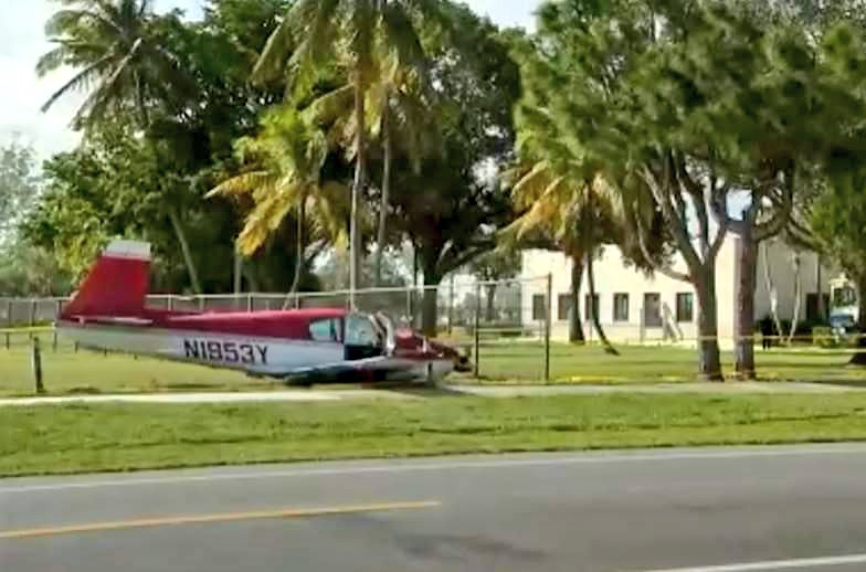 ivancp25's tweet photo. #AccidenteAéreo de #Mooney M20 Super-21 privado (N1953Y). Se estrelló durante un Go Around desde la pista 10L del Aeropuerto #NorthPerry (HWO/KHWO), en #PembrokePines, #Florida, EEUU 🇺🇸. El piloto, único ocupante, resultó herido grave pero afortunadamente ha sobrevivido. 29-10-23 https://t.co/iAE5w2g9lv