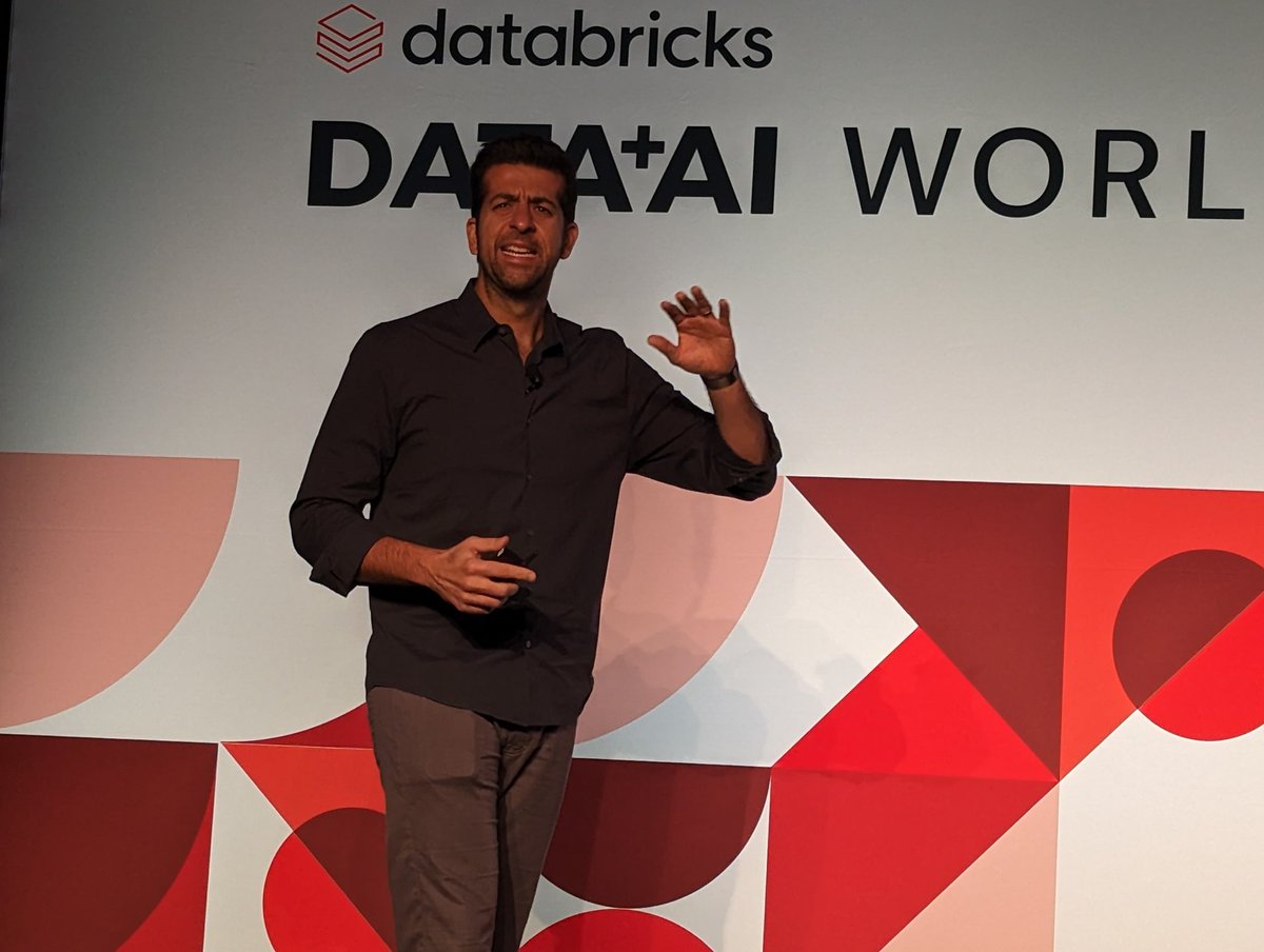 moon's tweet image. In New York @databricks ##DataAIworldtour #generationAI