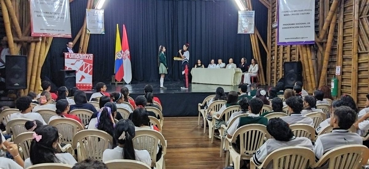 FUNDANZA's tweet photo. Celebramos un emotivo momento de traspaso de símbolos, donde nuestros estudiantes de onceavo pasan el legado a sus compañeros de décimo. Un relevante rito que simboliza la transición hacia nuevas experiencias, cargadas de sabiduría y valores. 🎓📚✨ https://t.co/drKVmIeK6Q