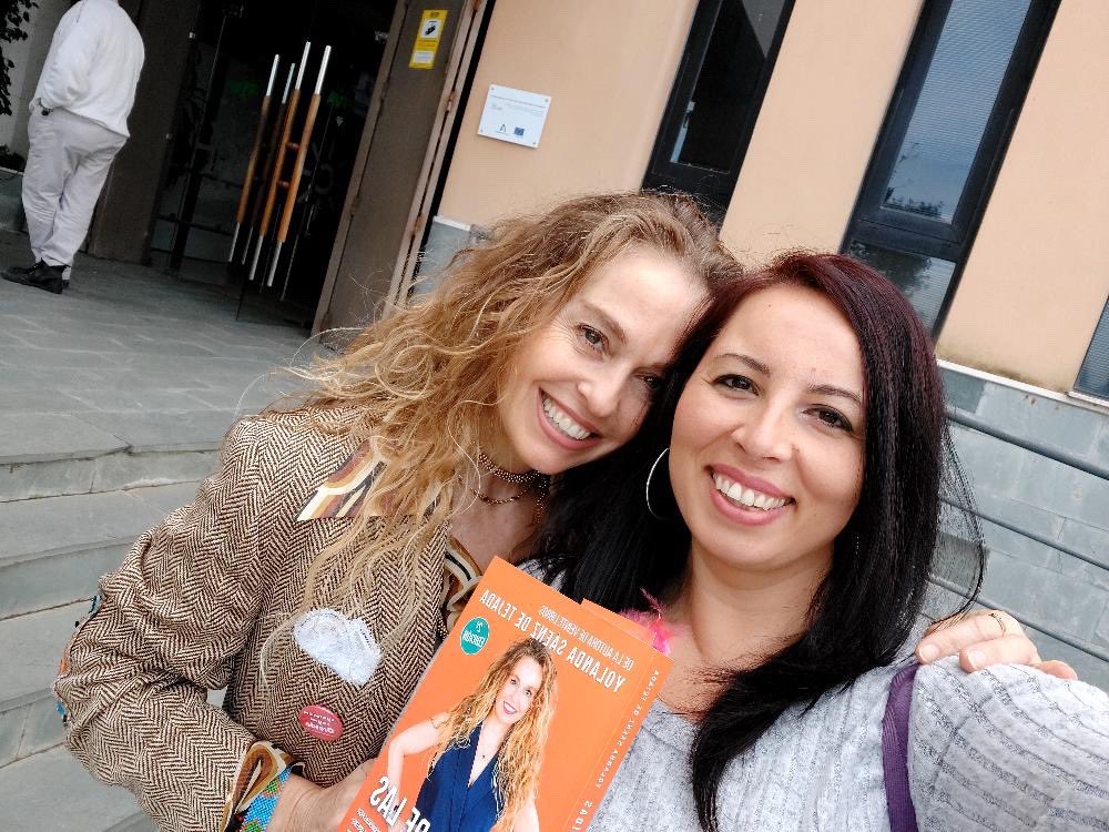 Yolanda Sáenz de Tejada y Vázquez - Visibilidad (@yolandasaenzdet) on Twitter photo Entrar a <a href="/canalsur/">CanalSur</a> de la mano de <a href="/SaucedoSilv/">Silvia Saucedo</a> es tan bonito…
Qué entrevista más #Creida hemos tenido!! 💪
Gracias por amadrinar y recibir a <a href="/clubdlascreidas/">El Club de Las Creídas</a> , mi libro número 20 ♥️ Entrar a <a href="/canalsur/">CanalSur</a> de la mano de <a href="/SaucedoSilv/">Silvia Saucedo</a> es tan bonito…
Qué entrevista más #Creida hemos tenido!! 💪
Gracias por amadrinar y recibir a <a href="/clubdlascreidas/">El Club de Las Creídas</a> , mi libro número 20 ♥️
