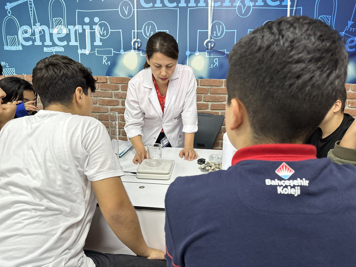 9. Sınıf öğrencilerimiz Fizik dersinde madde ve özkütle konusuna ait yaptıkları deneyle kütle, hacim ve özkütle hesaplamalarını deneyimleyerek öğreniyorlar.👩‍🔬🔬🧫🧪

#bahçeşehirkoleji
