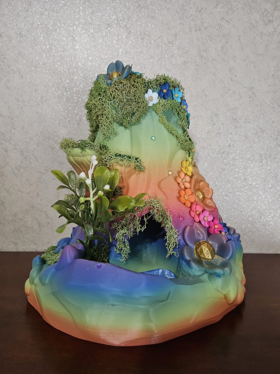 Chikabiti's tweet photo. 🌱🌈🧚‍♀️ Whimsical Fairy Tower 🧚‍♀️🌈🌱

LOOK HOW BEAUTIFUL SHE TURNED OUT!!! 😭✨️💕 I can't believe how just decorating a premade 3D tower could turn out like this 🥺💗 What do you guys think??

#diy #dungeonsanddragons #dnd #rollingtower #vtuber #VTuberUprising https://t.co/Z9mF8xZbM1