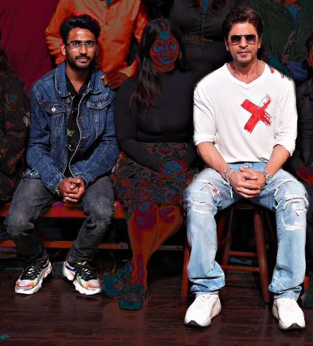 SRKDhuleCFC's tweet photo. Thank you so much @SRKCHENNAIFC Family  🥰😍 
Finally @SRKDhuleCFC members meet #ShahRukhKhan𓀠 😍😍😍 
Special Thanks for @sudhirkothari03 &amp; @rahulDROSH 
@iamsrk @RedChilliesEnt #SRKDay #SRKCFC https://t.co/sZk5A7MDfc