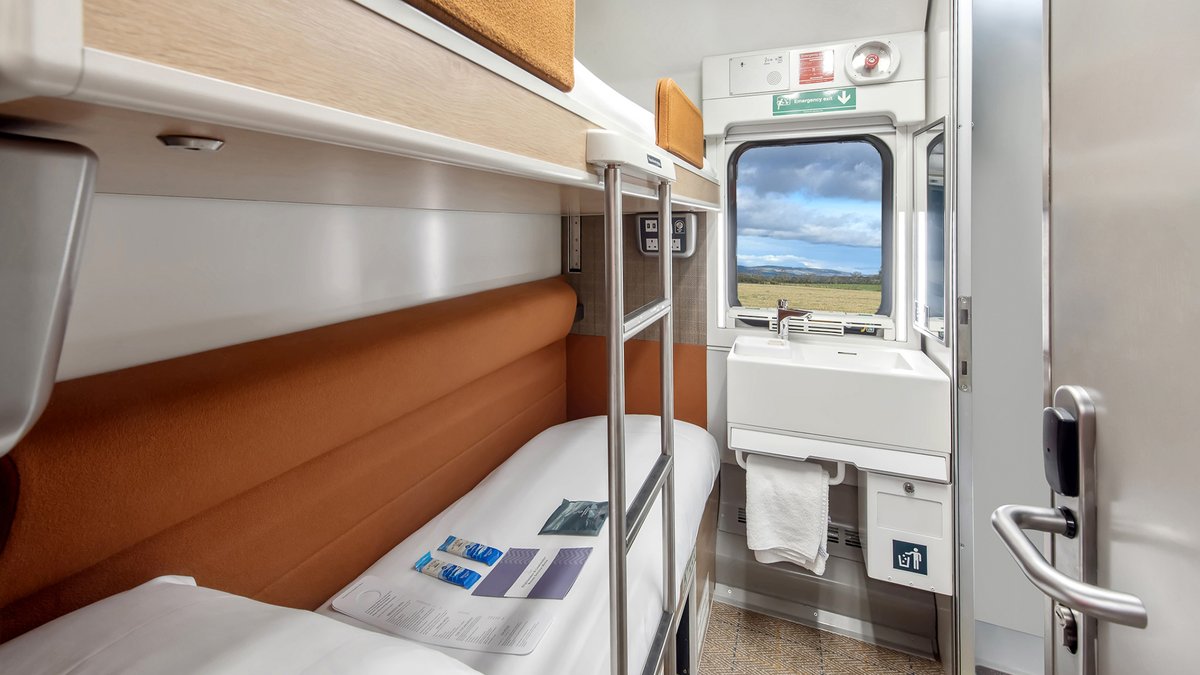 CalSleeper's tweet photo. The Club En-Suite Room offers twin bunk beds with
@Glencraft1843 Mattreses, an en-suite toilet &amp; shower with @Arran_Sense of Scotland toiletries, priority Club Car &amp; Guest Lounge access, complimentary breakfast on board and @MackiesScotland chocolate. 

https://t.co/JaABHu0nWM https://t.co/Co0zorp2d6