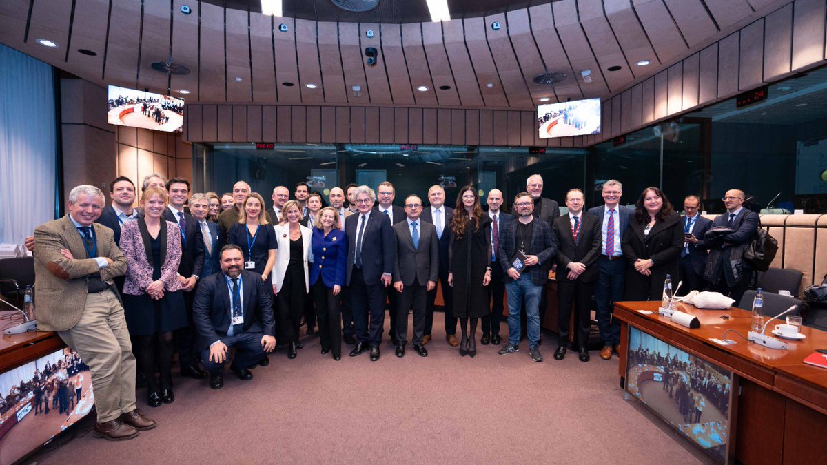 NadiaCalvino's tweet image. ‼️Nuevo hito bajo Presidencia #EU2023ES🇪🇺🇪🇸: Acuerdo político sobre el Reglamento de Identidad #Digital #eIDAS.

Los ciudadanos podrán hacer gestiones digitales en toda la UE con una identidad única y segura.

🎯 Innovación tecnológica protegiendo nuestros derechos y valores.