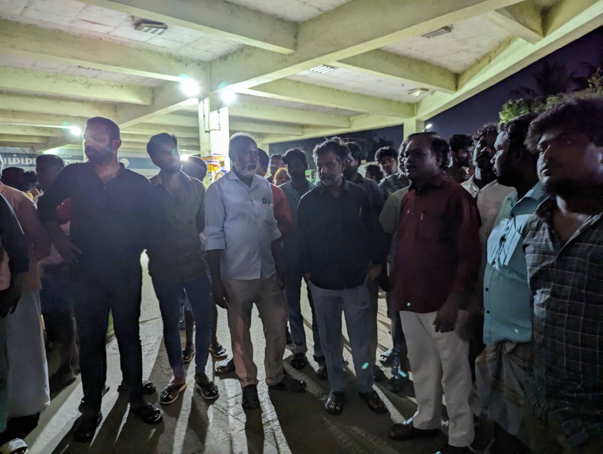thiruja2009's tweet photo. நீங்கள் அவசியம் அறிய வேண்டிய உண்மை:

நேற்று அனகாபுத்தூர் மக்களை சந்தித்தேன். தொடர்  கூட்டங்களில் இருந்த காரணத்தினாலும், உடல் நல குறைவாலும் சென்னை திரும்ப இயலாத நிலையில் அனகாபுத்தூர் மக்களுடன் அடுத்தகட்ட நடவடிக்கைகளை குறித்து சந்தித்து பேசினோம்.

 டோபிகானா தெருவை முழுவதுமாக இடித்துத் தரைமட்டமாக்கியிருந்தனர். இடிப்பதற்கு முன்பு காவல்துறையை குவித்துக்கொண்டிருந்த போதிலிருந்தே தாம்பரம் ஆணையாளரிடம் பேச முயன்ற பொழுதில் அவர் தவிர்த்தார். இடிக்கப்பட்ட வீடுகளை ஆக்கிரமிக்கப்பட்டதென்றோ, நீர்நிலை பகுதியென்றோ சொல்வதற்கு அவரிடம் ஆதாரம் ஏதுமில்லை. நேரடியாக கேள்விகேட்டவர்களை கைதுசெய்து முடக்கினார்கள். தோழர்.முத்தரசன், தோழர��.கே.பாலகிருஷ்ணன், தோழர் ஜவாஹிருல்லா என அனைவரையும் தொடர்புகொண்டு தகவலை கொண்டு சேர்த்து அவர்களும் அமைச்சர் பெருமக்களிடம் இடிப்பை நிறுத்த தொடர்ந்து கோரிக்கை வைத்தனர். நான்கு பகுதிகளை இடிக்க வந்தவர்கள் ஒரு பகுதியை இடித்துவிட்டு சென்றிருக்கின்றனர். இபகுதியை நீர்நிலை ஆக்கிரமிப்பு என சொல்வதற்கு உங்களிடம் ஆதாரம் ஏதுமில்லையே என நான் கமிசனரிடம் கேட்ட பொழுதில் அவர் நீர்நிலை அதிகாரிகளிடம் செல்பேசி கொடுத்துவிட்டு, பதில்சொல்��ாமல் அகன்றார். அந்த அதிகாரியிடத்தில் பதில் இல்லை. ஆயினும் முறைப்படி செய்கிறோம் என்றார். ஆனால் உடமைகளை எடுக்க அனுமதி கொடுக்காமல் வீடுகள் இடிக்கப்பட்டன. ஞாயிறு காலை 10 மணிக்கு பிரார்த்தனை முடித்த உடன் சர்ச்சும் இடிக்கப்பட்டது. இயேசு நாதரோடு அந்த சர்ச் பாலஸ்தீன கட்டிடங்கள் போல புழுதிக்காடாக கிடக்கிறது. 

இப்பகுதிக்கு அடுத்துள்ள சர்வேக்கள், இவர்களது பகுதியைப் போல ஆற்றிலிருந்து தொலைவில் அமைந்திருந்தாலும் அது இடிக்கப்படவில்லை. இடிக்கப்படும் பட்டியலில் உள்ள வீடுகளுக்கு 10 ஆண்டுகளுக்கு முன் பட்டா தருவதாக அரசு சொல்லி இருக்கிறது.  இது குடியிருப்பு பகுதியென சி.எம்.டி.ஏ குறித்திருக்கிறது. இப்பகுதி மக்கள் சிறிதுசிறிதாக சேர்த்த பணத்தில் வீடுகளை கட்டியிருக்கிறார்கள். தற்போதுதான் முதல் தலைமுறை பள்ளிக்கூடம் செல்கிறது. இவ்வாறாக கிட்டதட்ட 600 குழந்தைகள் பள்ளிகளில் உள்ளவர்களை வீதிக்கு தள்ளியிருக்கிறார்கள். 

இப்பகுதியை ஒட்டி சற்று தள்ளி காசா க்ராண்ட், அமர் பிரகாஷ், ��ி ஸ்கொயர், ஒலிம்பியா ஆகியன ஆற்றின் கரையை ஆக்கிரமித்து ரியல் எஸ்டேட் வேலைகளை செய்திருக்கிறார்கள். இதில் குறிப்பாக காசா க்ராண்ட் நிறுவன நிலத்திற்கு அகலமான பாதை கிடையாது. அனகாபுத்தூரிலிருக்கும் இந்த நான்கு குடியிருப்புகளை அகற்றி சாலை அமைக்க முயல்கிறது தாம்பரம் மாநகராட்சி. இத்தனை அப்பட்டமாக, வெளிப்படையாக அதிகார வர்க்கம் ஏழைகளின் வீடுகளை இடிக்கிறார்கள், அம்மக்களை குப்பையை ப��ல வெளியேற்றுகின்றனர். இப்பணியை தாம்பரம் மாநகராட்சி ஆணையாளர் திருமதி அழகுமீனா எவ்வித குற்ற உணர்ச்சியுமின்றி, ஈவிரக்கமில்லாமல் செய்து கொண்டிருக்கிறார். அனைத்து மாநகராட்சி பகுதிகளில் குடிநீர் வசதி, கழிவுநீர் வெளியேற்றம், சாலை வசதி செய்யாமல் 'மாநகராட்சி' செத்துகிடக்கும் போது, அனகாபுத்தூர் பகுதிகளை அகற்றுவதன் மூலம் ரியல் எஸ்டேட்டுகளின் கைக்கூலியாக செயல்படுகிறது தாம்பரம் மா���கராட்சி என்பது சொல்லி தெரியவேண்டியதில்லை.  இதுபோன்ற அக்கிரமங்களுக்கு திமுக அரசு எவ்வித தடையுமில்லாமல், அதிகாரிகள் வசம் அனைத்தையும் ஒப்படைத்துவிட்டு நகர்ந்துவிடுகிறது. அதனாலேயே கூட்டணிக் கட்சி தலைவர்கள் சாம��னிய ஏழை மக்களுக்காக அரசிடம் போராடுகிறார்கள். இறுதியாக சொல்ல வேண்டுமெனில் இடிபடும் இப்பகுதி மக்கள் இல்லையெனில் இத்தொகுதியில் திமுக வெற்றி பெற்றிருப்பது சாத்தியமல்ல. இந்நிலை தொடருமெனில் சென்னைக்குள்ளாக திமுக தோற்கடிக்கப்பட எதிர்க்கட்சிகள் தேவைப்படாது. தனது அரண்மனை ஜால்ராக்களின் யூட்யூப் வீடியோக்களை பார்த்து ரசித்துக் கொண்டிருந்தால் காலடி நிலம் நழுவிச்சென்றுவிடும். அன்றாட வாழ்வில் சனாதனம், இந்துத்துவ கும்பல் ஏற்படுத்தும் துயரத்தைவிட அதிகாரவர்க்கமும், செயல்படாத மக்கள் பிரதிநிதிகளும் ஏற்படுத்தும் துயரம் மிக மோசமானது, நேரடியானது. 
எந்நிலையிலும் மே17 இயக்கம் மக்களுடன் நிற்கும். தாம்பரம் மாநகராட்சியின் அராஜகத்திற்கு எதிரான எமது போராட்டத்தில் உங்களது ஆதரவை எதிர்பார்க்கிறோம்.