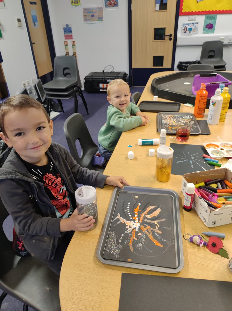 MiniExplorersPD's tweet photo. #TopicInspired our youngest #EAL learners created very colourful firework pictures. We even made edible rockets π we practiced colour and shape names too π #multilingual https://t.co/PjwmKCFKLn