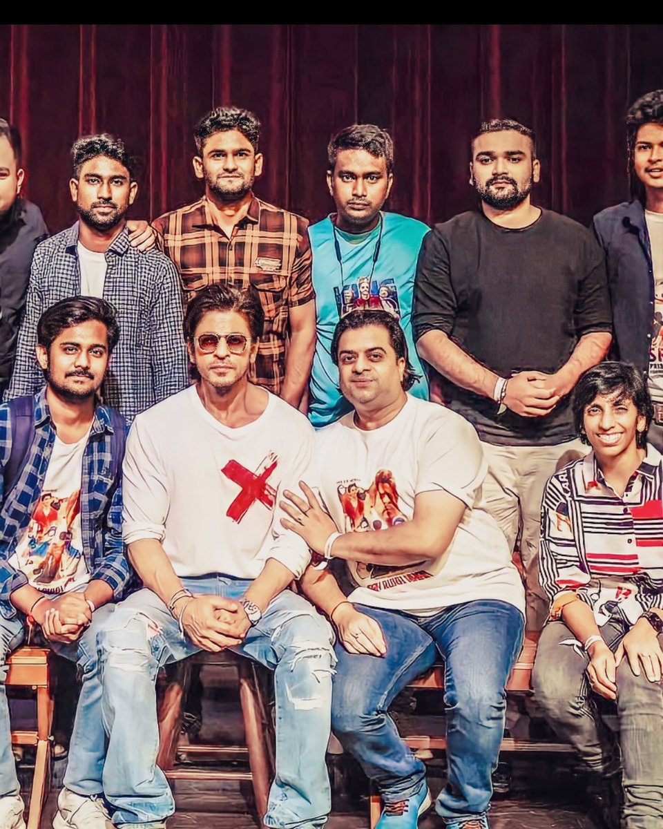 Hello_MrKhan's tweet photo. Finally met shahrukh khan 
Special thanks to @Snehk2504 Mam from Red Chillies the dream come true moment just because of you. Thank you Red Chillies ki zindagi mei pehli bar apne star se mila tho vo bhi unke hi production house ki vaja se . https://t.co/VBgpMKOkeP