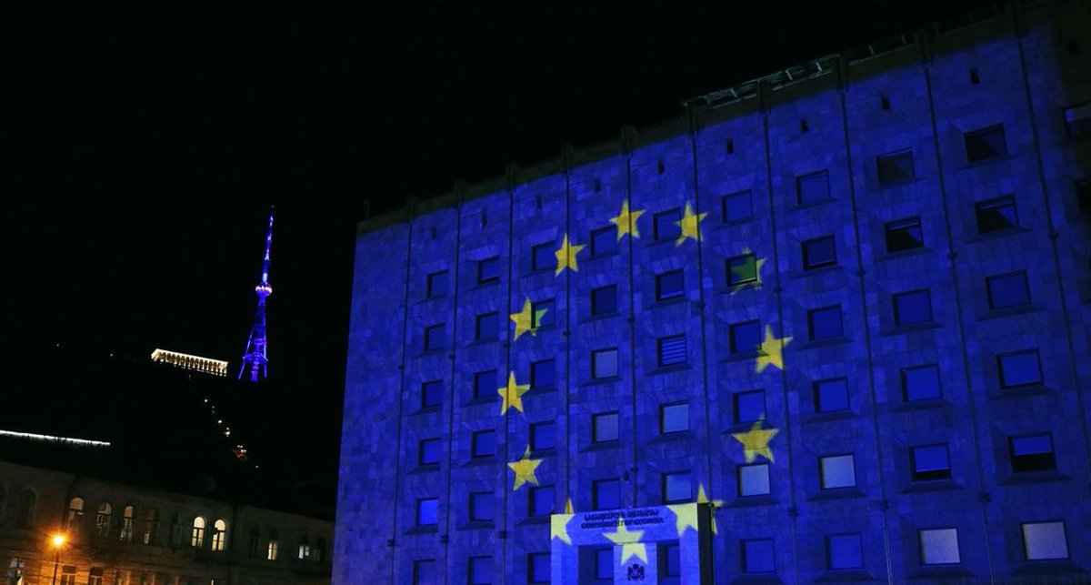 🇬🇪 🇪🇺 Tbilisi TV tower on Mtatsminda
and the Government Administration (Chancellery) are also in the colors of the EU flag today.