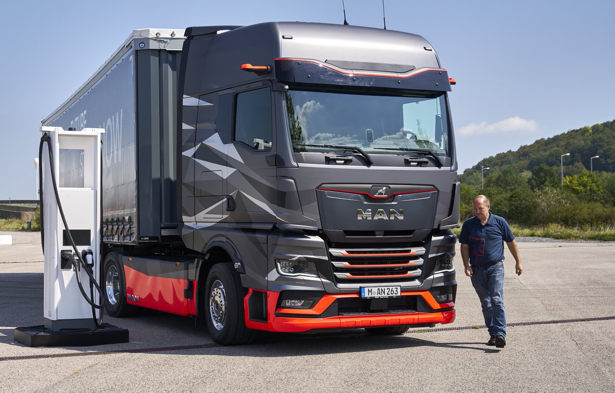 CEO Alexander Vlaskamp äußerte sich auf der heutigen Bundespressekonferenz in Berlin dazu, wie falsche Rahmenbedingungen Klimaneutralität des Straßengüterverkehrs verhindern. Mehr dazu 👉 go.man/nSPZzmI6