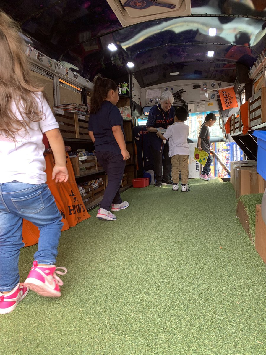 JPH_BarnesClass's tweet photo. Astros Literacy 🚌 @JP_Falcons @Elmacias07 
“Read to Succeed” https://t.co/D56ByUsEND