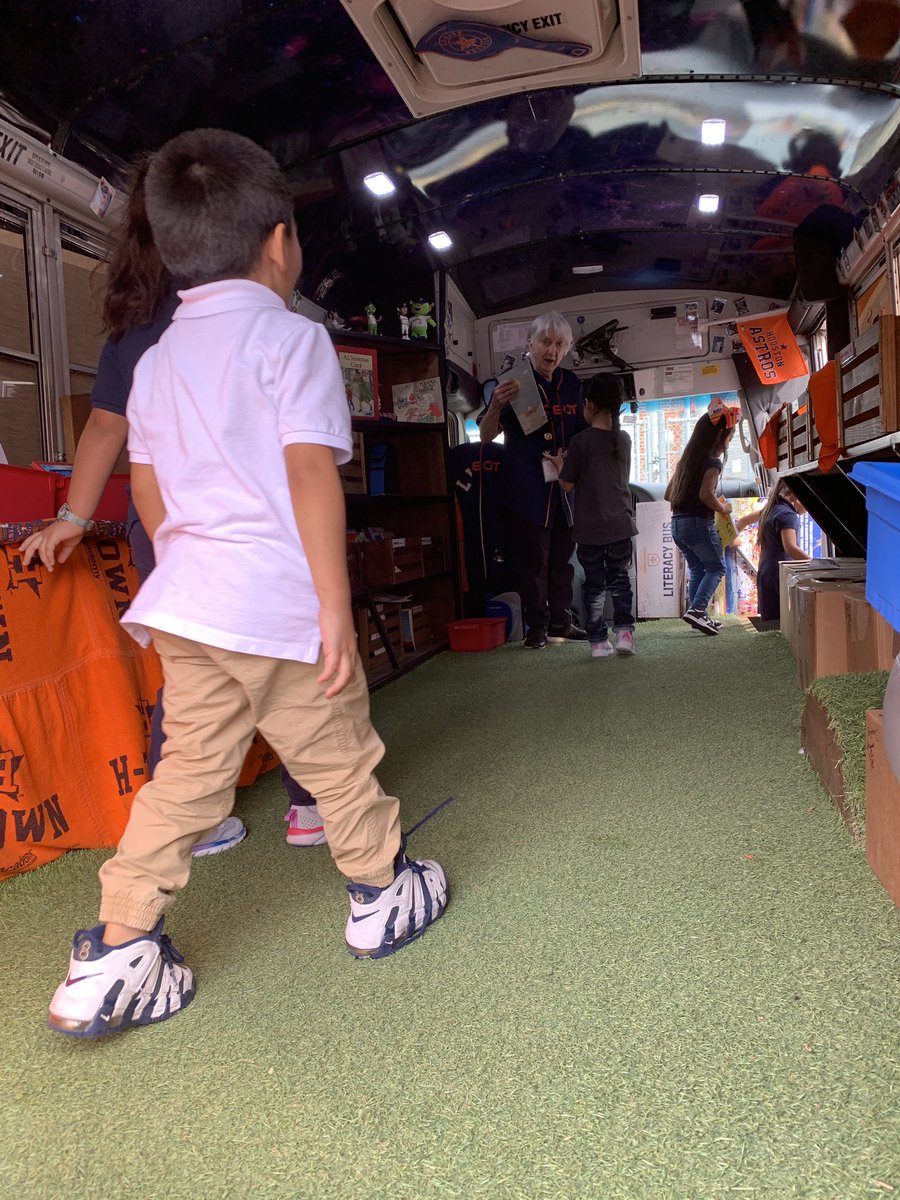 JPH_BarnesClass's tweet photo. Astros Literacy 🚌 @JP_Falcons @Elmacias07 
“Read to Succeed” https://t.co/D56ByUsEND