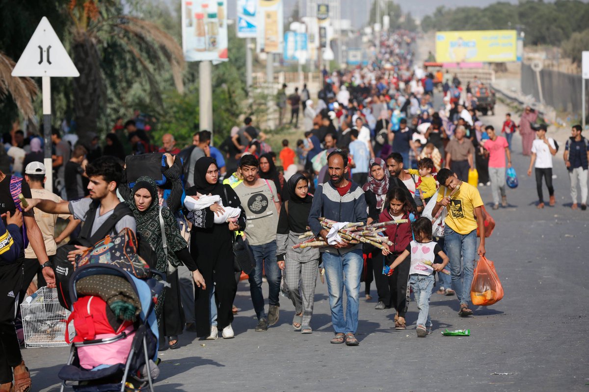 UNRWAes's tweet photo. FOTO: Miles de personas, aterrorizadas, supervivientes de los continuos bombardeos israelíes, huyen al Sur de la franja de #GAZA, apenas sin nada, en un desplazamiento forzoso.

NO HAY LUGAR SEGURO EN #GAZA

Esto es mucho más que una crisis humanitaria,
ES UNA CRISIS DE HUMANIDAD https://t.co/xvoy4oeh8e