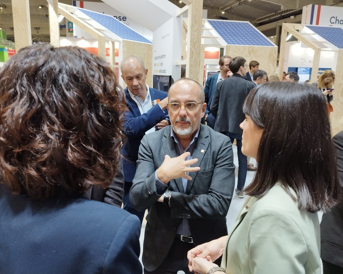 tic's tweet image. 📸 Intens segon dia a l’#SCEWC23!

🧩L'hem començat obrint la sessió de #PuzzleX dedicada a #quàntica i #IA, mentre a l’estand #Catalonia era #tempsdecolabs.
 
I al llarg del dia, hem seguit mostrant a membres del @govern, delegacions i visitants la #demo quàntica d’@ICFOnians!