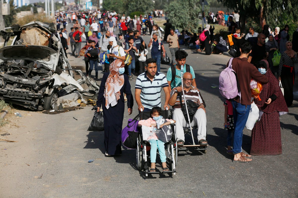 UNRWAes's tweet photo. FOTO: Miles de personas, aterrorizadas, supervivientes de los continuos bombardeos israelíes, huyen al Sur de la franja de #GAZA, apenas sin nada, en un desplazamiento forzoso.

NO HAY LUGAR SEGURO EN #GAZA

Esto es mucho más que una crisis humanitaria,
ES UNA CRISIS DE HUMANIDAD https://t.co/xvoy4oeh8e