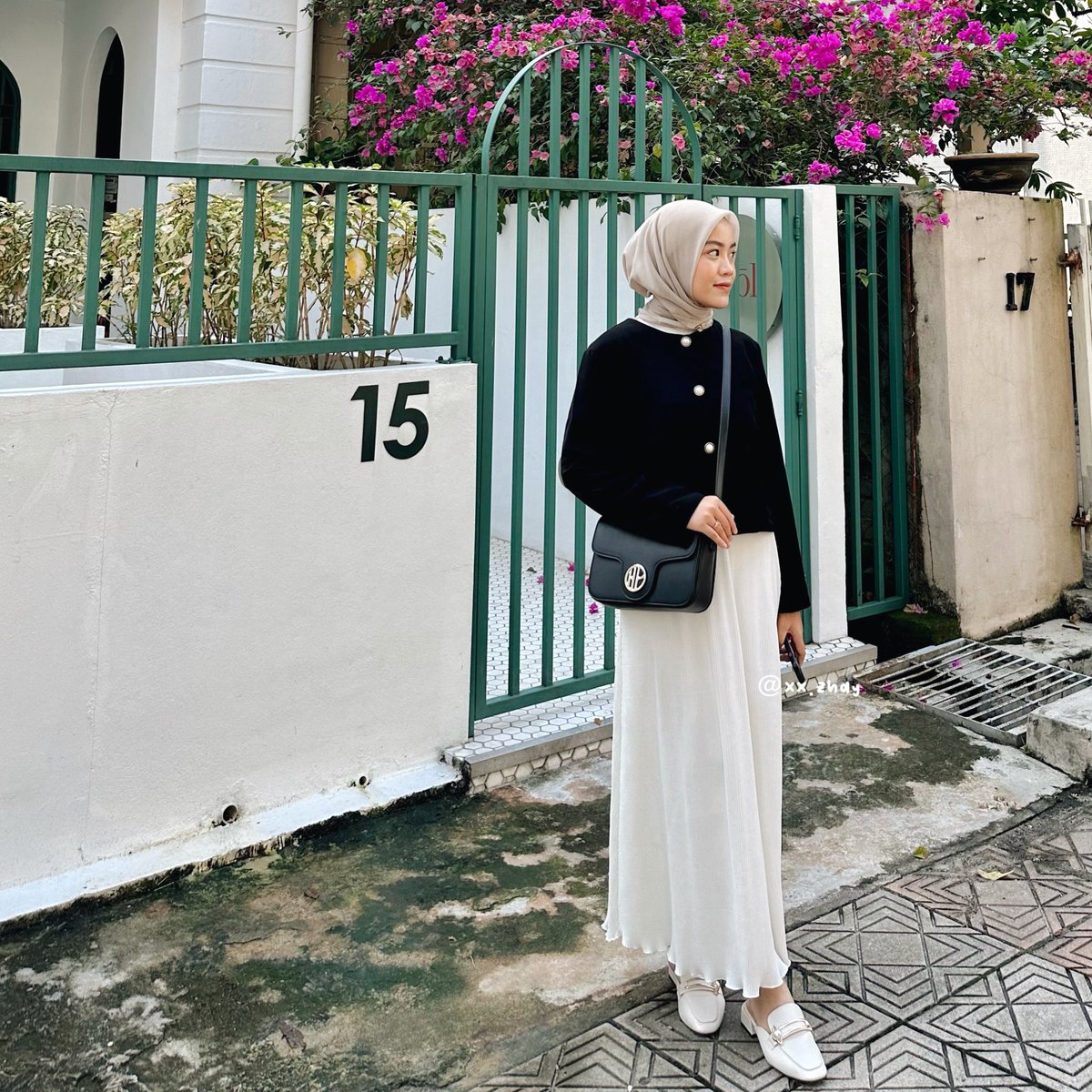 📎blazer: shope.ee/2q3hSJPtrc bagus bgt bahannya adem tebel. details kancingnya mewah
📎rok: shope.ee/8KLB3nmEp0 cuma 50ribuan, bagus banget! ga ngetat plisketnya kecil 
📎bag: shope.ee/7KW8teelWb
📎shoes: shope.ee/7pSSoVovfG simple timeless tapi mewah nyaman bgt