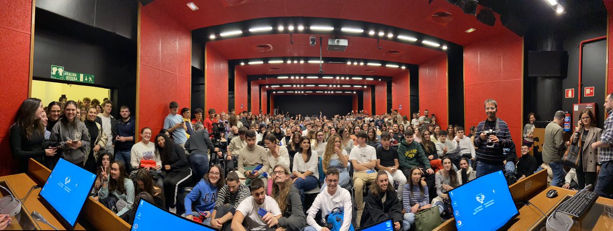 jordievole's tweet photo. Muy bestia el llenazo en la Facultad de Ciencias Sociales y de la Comuncación de la @upvehu 
Debían pensar que el que iba a dar la charla era @IbaiLlanos.
Gracias por la asistencia, por todas las preguntas, por las ganas y por las risas que nos hemos echado. Eskerrik asko. https://t.co/FXynb6YTv8