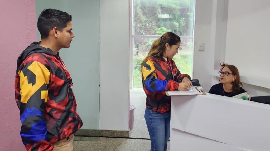 SENIAT_Oficial's tweet photo. Funcionarios del #STIBaruta llevan a cabo en el centro #PaseoLasMercedes, censo y orientación tributaria en materia de facturación, #IGTF e Impuesto a los Grandes Patrimonios.
#UnidadNacionalPorElEsequibo https://t.co/eubKft4Ptl